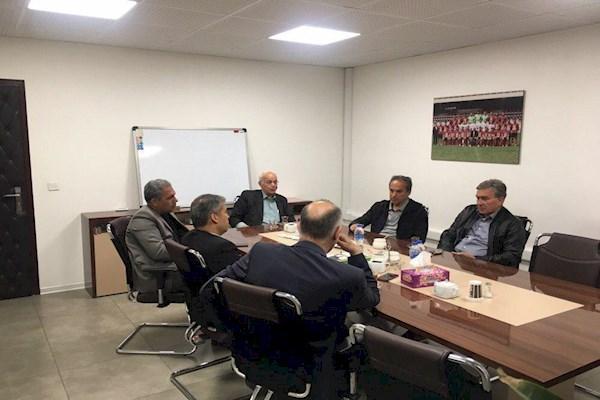 کاشانی: ما قدیمی ها عادت داریم به دوستان مان هدیه بدهیم