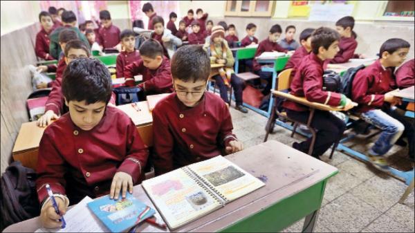 دانش آموز بدون کتاب درسی در تهران وجود ندارد ، نام مدرسه بدون کتاب درسی را اعلام کنید